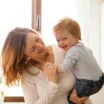 Mutter bringt Baby das Sprechen bei.