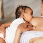 Mutter beim Stillen ihres Babys dank guter Stilltipps.