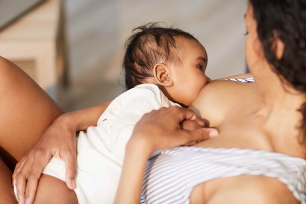 Mutter beim Stillen ihres Babys dank guter Stilltipps.