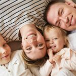 Familie denkt über Erziehungsstil nach.