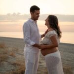 Schwangere Frau und Vater beraten sich über den Namen ihres Babys