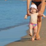Babys erster Urlaub am Strand