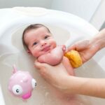 Die Pflege eines neugeborenen Babys erfordert besondere Aufmerksamkeit.
