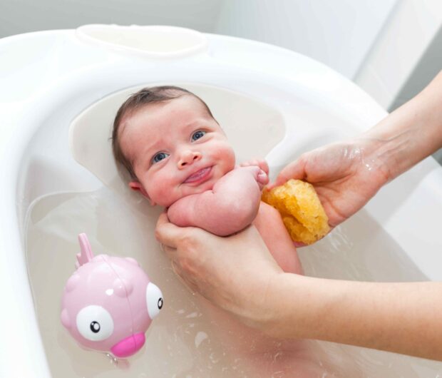 Die Pflege eines neugeborenen Babys erfordert besondere Aufmerksamkeit.