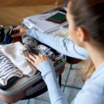 Schwangere Frau packt ihre Kliniktasche.